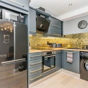  Apartment Modern Hut In United Kingdom