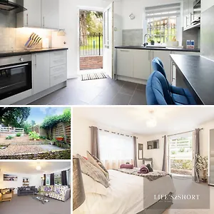  Apartment Station Close To Centre With Parking United Kingdom