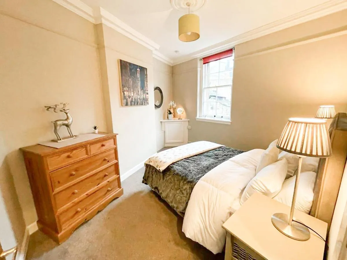 Quaint & Peaceful 1 Bed Central Mews Apt, West End Edinburgh 0*,